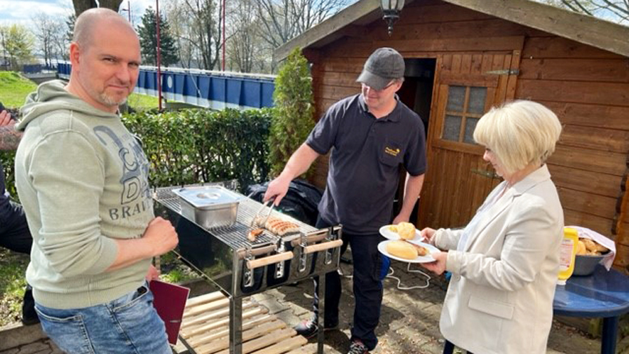 Grillen in der Seniorenresidenz Senftenberg am Tag der offenen