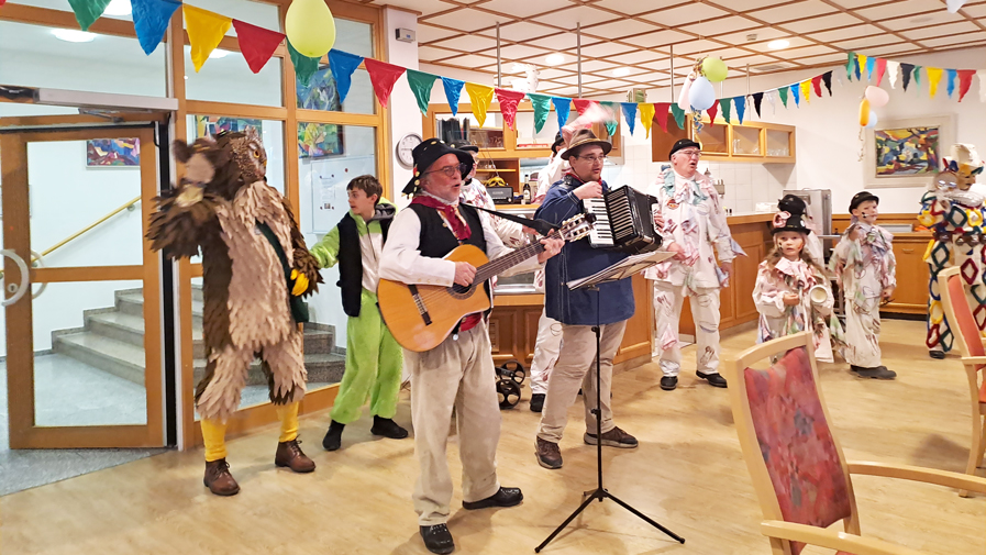 Die Narrenzunft Vetter Guser besuchte die Fasnet der ProCurand Seniorenwohnanlage Fideliswiesen.