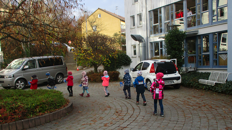 Der Kindergarten St.Fidelis zu Besuch in der ProCurand Wohnanlage Fideliswiesen