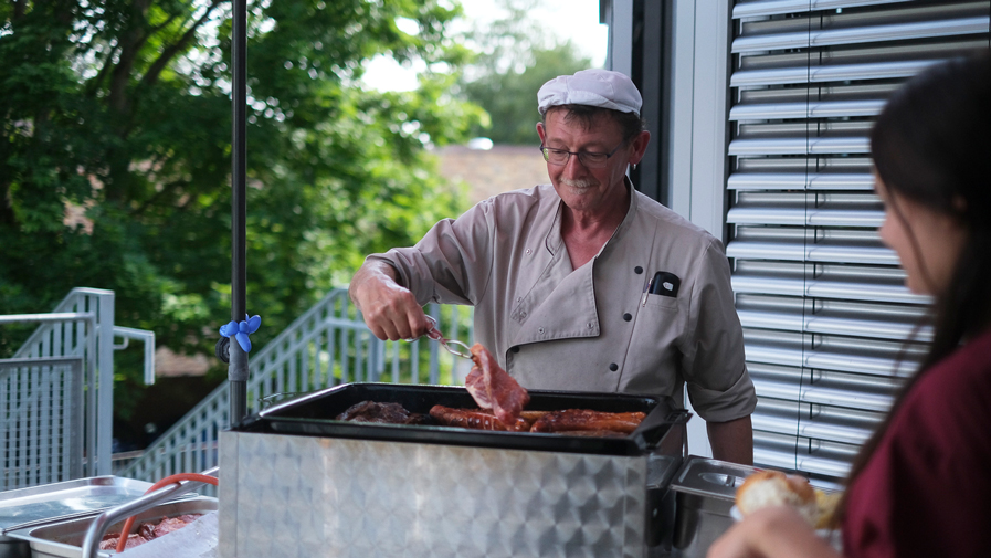 Der Küchenchef am Grill beim Sommerfest der ProCurand Seniorenwohnanlage Fiedeliswiesen