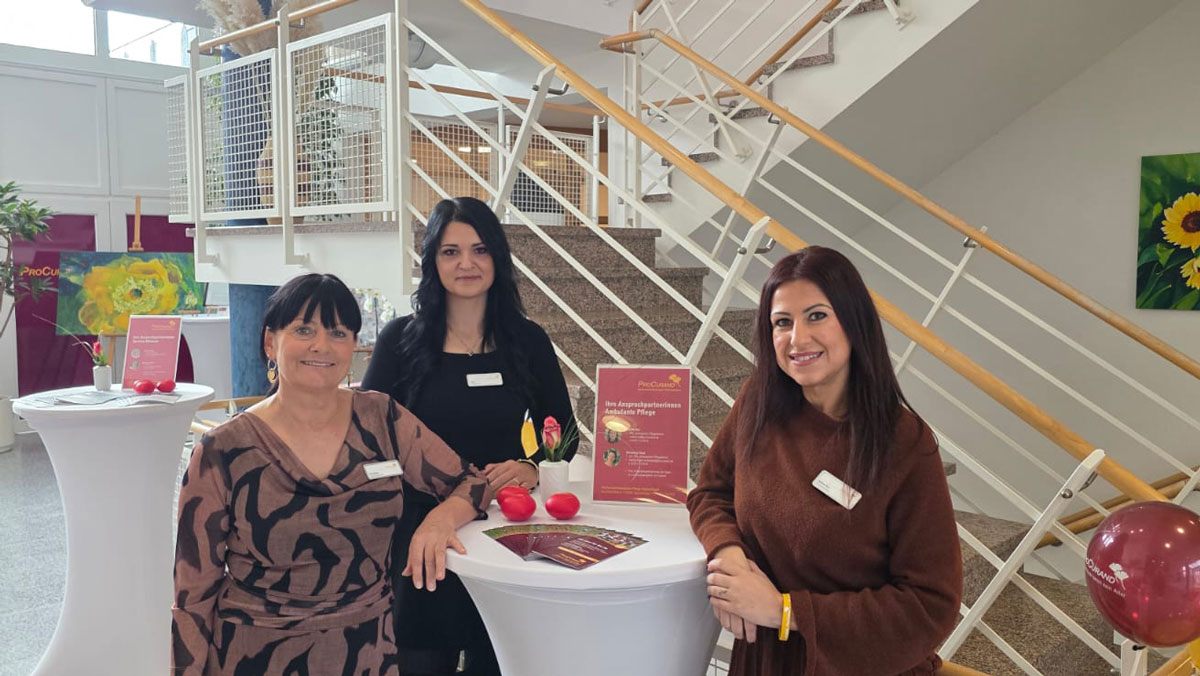 Im Inneren der ProCurand Seniorenwohnanlage Fideliswiesen stehen drei Kolleginnen des Leitungsteams.