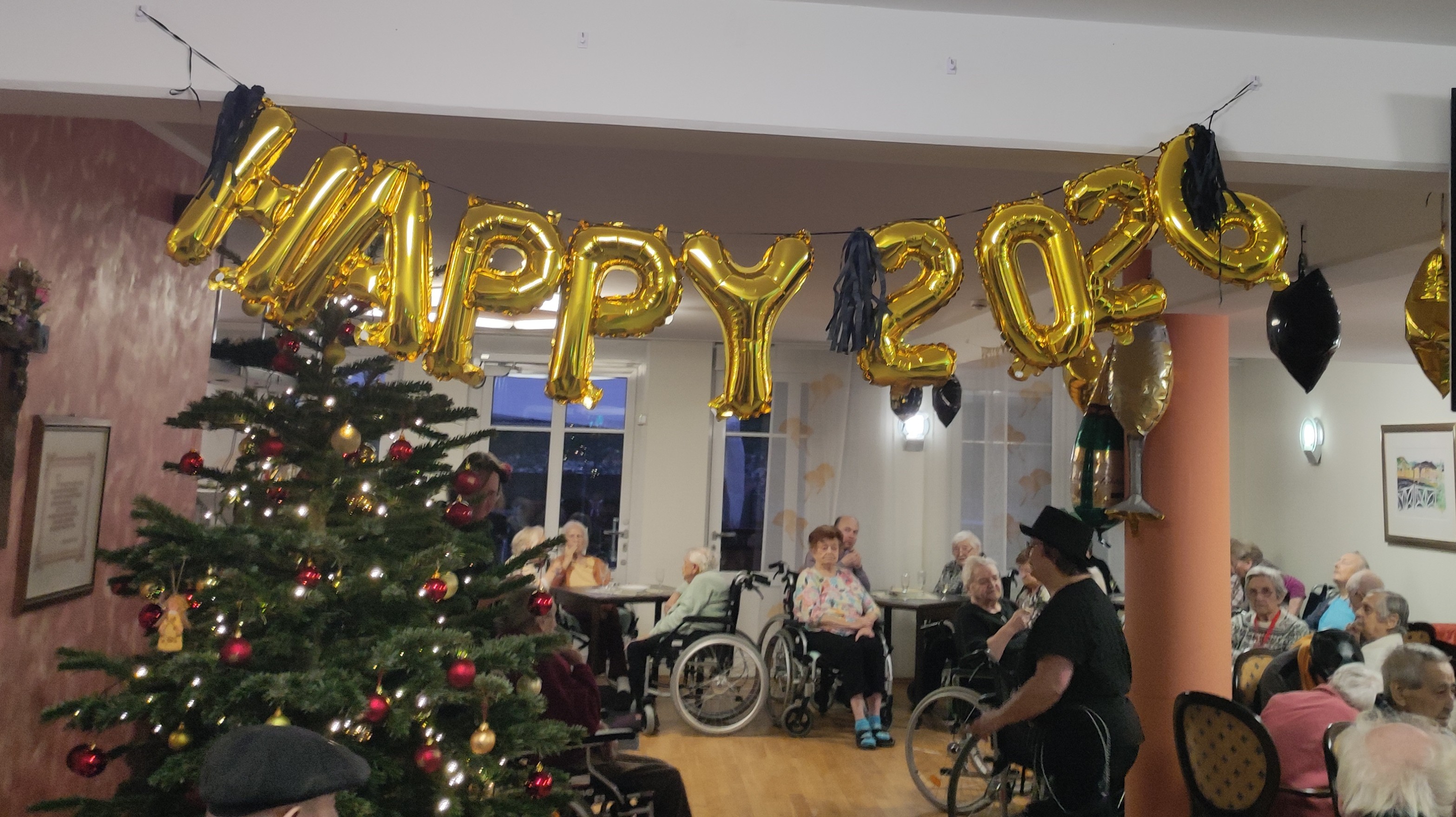 Neujahrsfeier der Bewohner*innen im ProCurand Seniorenzentrum Am Herzogschloss in Sulzbach-Rosenberg mit Dekoration und Feuerwerk zum Jahresbeginn.