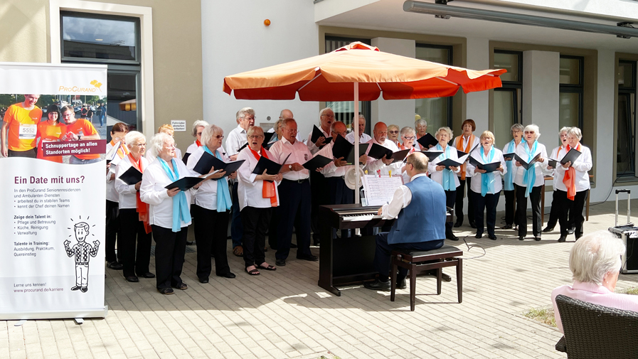 Das Köpenicker Chorensemble unterhielt die Gäste auf dem Sommerfest der ProCurand Friedrichshagen Das Köpenicker Chorensemble unterhielt die Gäste auf dem Sommerfest der ProCurand Friedrichshagen