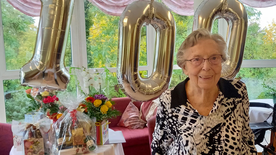 Eine Bewohnerin der ProCurand Seniorenresidenz Am Straussee feierte ihren 100.Geburtstag