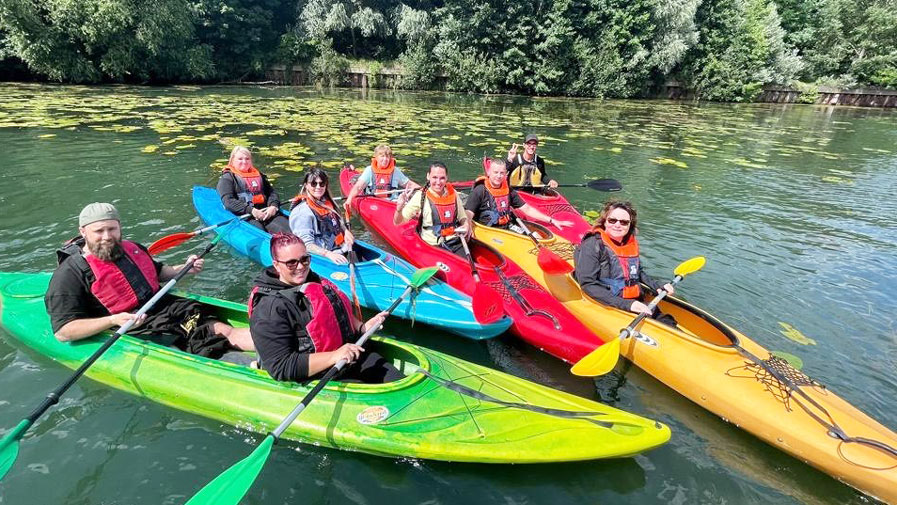 Das Team der Ambulanten Pflege Strausberg auf Kajaktour in Rüdersdorf