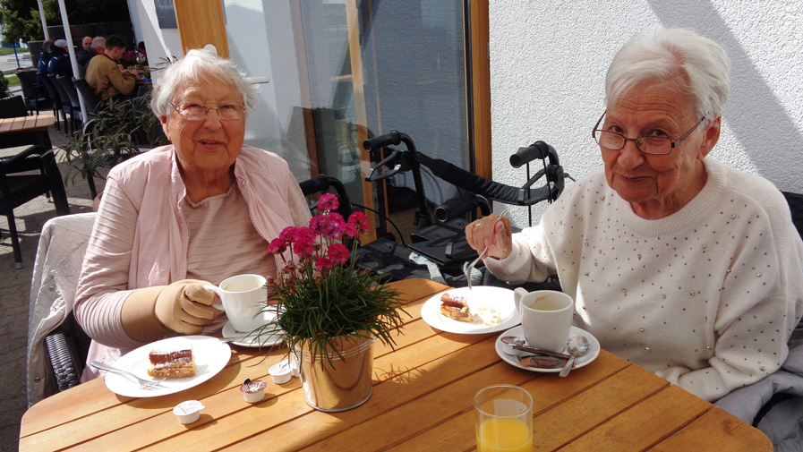 Bewohnerinnen der ProCurand Seniorenresidenz Am Straussee im Restaurant Doppeldecker am Strausberger Flugplatz