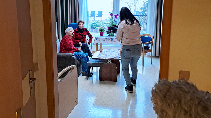Einblick in den Alltag: Die RTL-Crew besucht eine Bewohnerin im mit Livy Care ausgestatteten Zimmer der ProCurand Am Straussee.