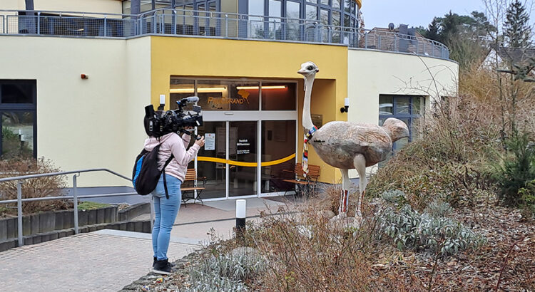 In der ProCurand Seniorenresidenz Am Straussee fängt die Kamerafrau erste Aufnahmen für den RTL-Beitrag ein – auch Außenaufnahmen gehören dazu.