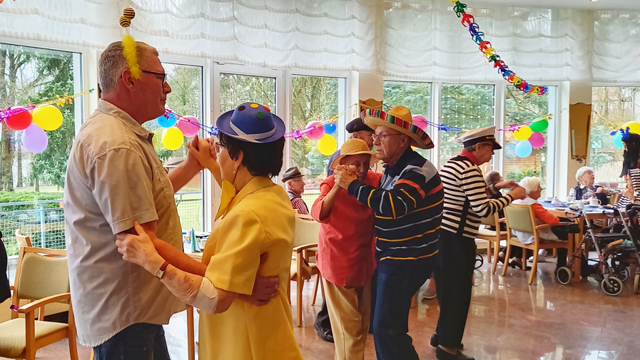 Bewohner*innen und Mitarbeiter*innen der ProCurand Seniorenresidenz Am Straussee hatten bei der Faschingsfeier viel Spaß.