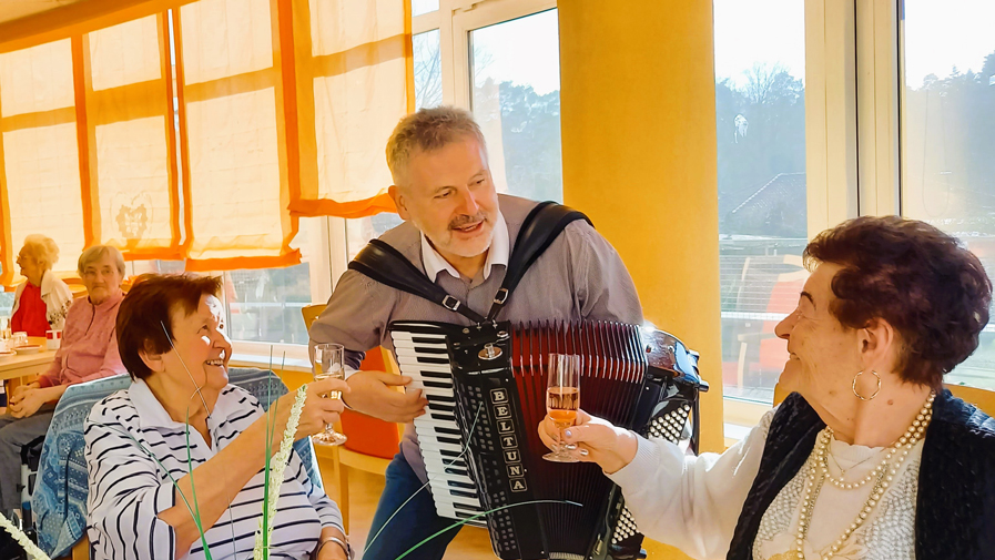 Frauentagsfeier mit Musiker Milan in der Seniorenresidenz Am Straussee