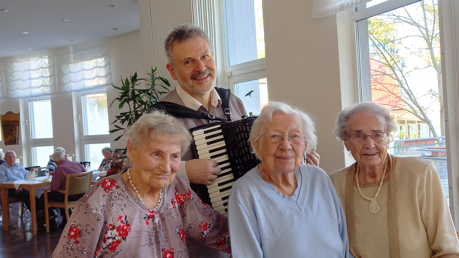 Club der Hundertjährigen am Internationalen Frauentag in der Seniorenresidenz Am Straussee