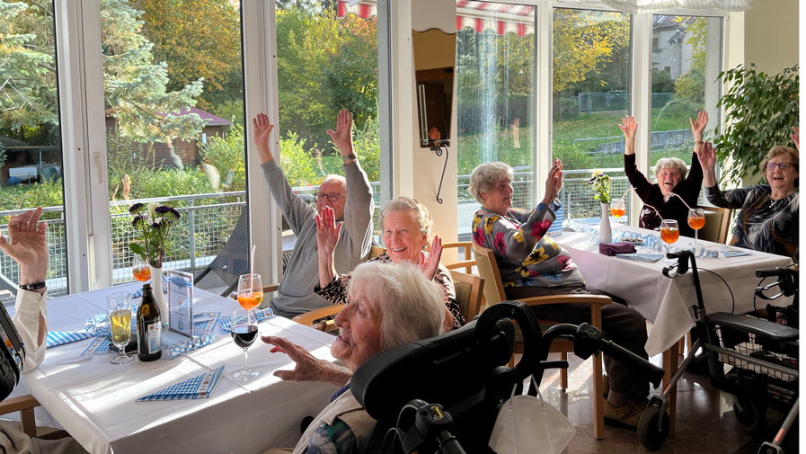 Bewohner*innen und Mieter*innen der ProCurand Seniorenresidenz Am Straussee feiern gemeinsam Oktoberfest