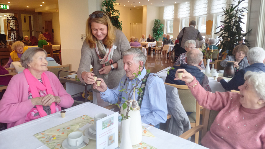 Traditionelles Eierlikörtrinken in der Seniorenresidenz Am Straussee 