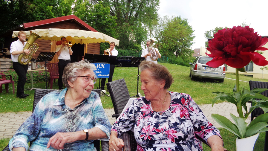 Bewohnerinnen der ProCurand Seniorenresidenz Am Straussee beim Pfingstfest