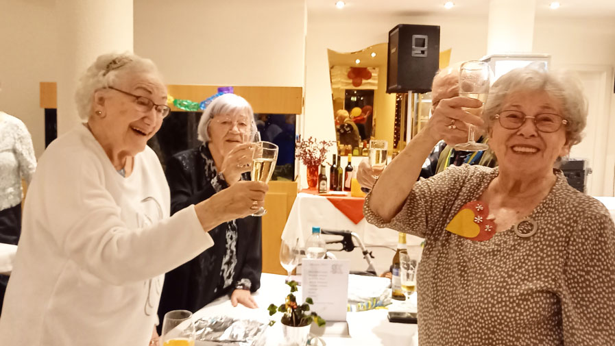 Anstoßen um Mitternacht auf der Silvesterparty in der ProCurand Seniorenresidenz Am Straussee in Strausberg