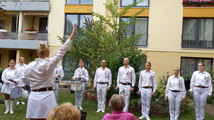 Fanfarenzug beim Sommerfest der ProCurand Seniorenresidenz Am Straussee