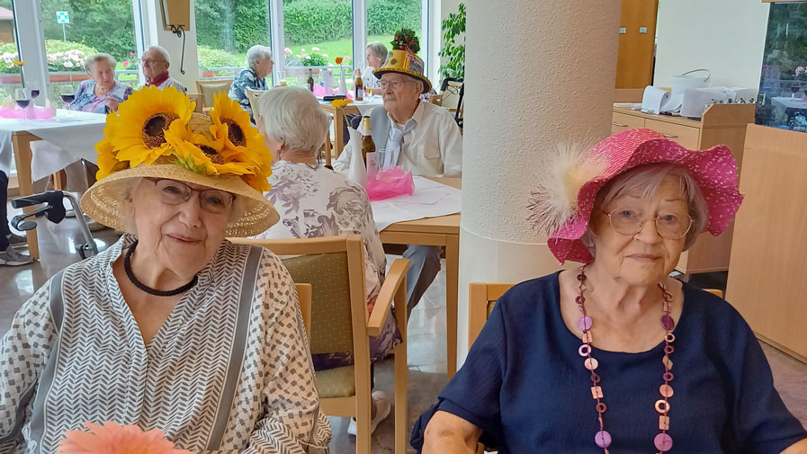 Bewohner*innen mit Hut beim Sommerfest der ProCurand Seniorenresidenz Am Straussee
