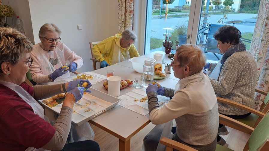 Tagesgäste der ProCurand Tagespflege Strausberg schnippeln Kartoffeln für Reibekuchen