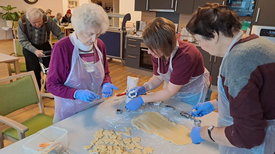 Bei der Weihnachtsfeier der ProCurand Tagespflege Strausberg backten die Senior*innen Plätzchen.