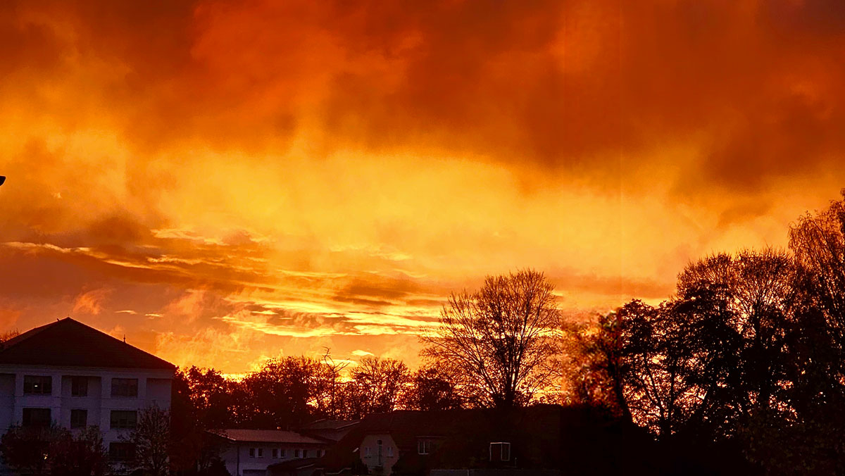 Ein eindrucksvoller Sonnenuntergang über Strausberg bildet den stimmungsvollen Abschluss des Oktoberfests im ProCurand Service-Wohnen Wriezener Straße.