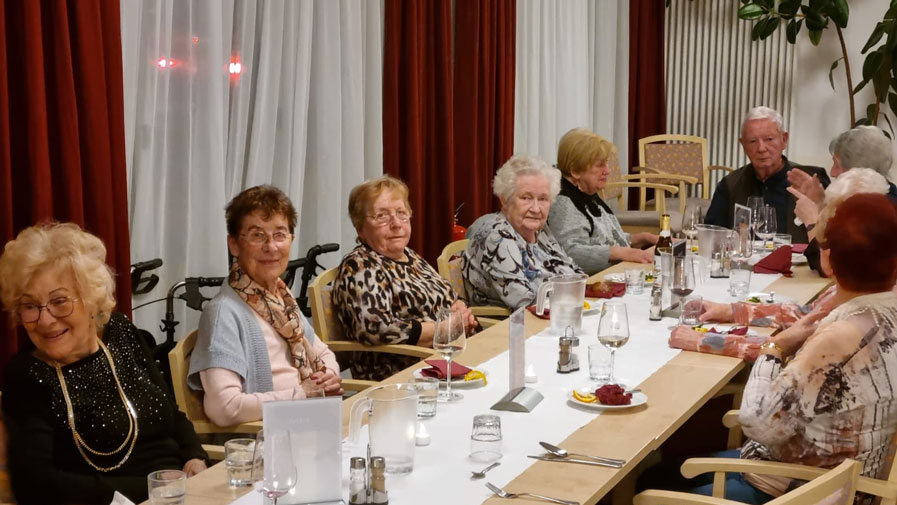 Im Service-Wohnen Wriezener Straße wurden die Mieter*innen zum Martinsgans-Essen eingeladen.