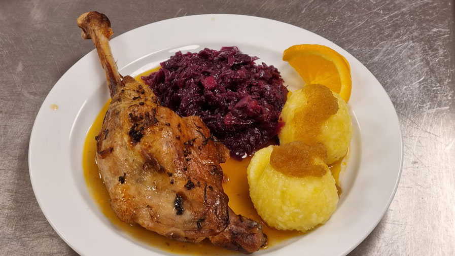 Als Hauptspeise wurde den Mieter*innen des Service-Wohnen Wriezener Straße Gänsekeule mit Rotkohl und Klößen serviert.