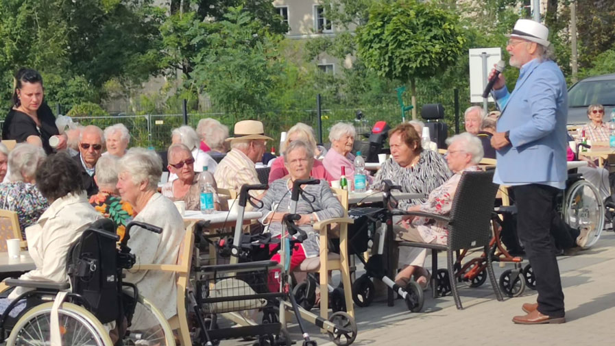 Sommerfest ProCurand Strausberg Wriezener Straße Auftritt des Musikers Alfred Weiss