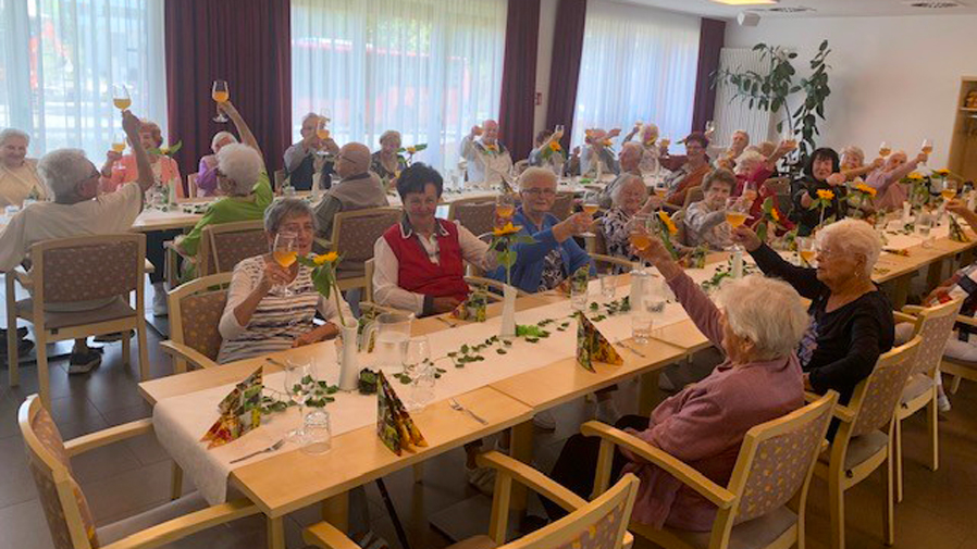 In der ProCurand Wriezener Straße stießen die Mieter*innen beim Weinfest an.