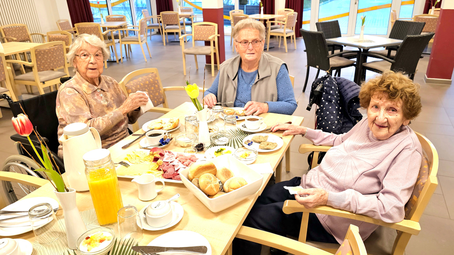 Mieter*innen der ProCurand Strausberg Wriezener-Straße frühstücken gemeinsam