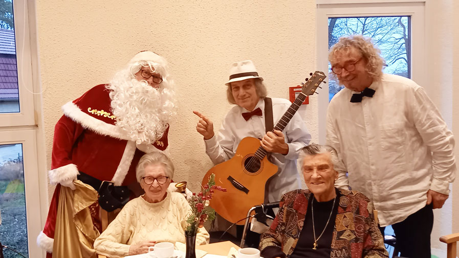 Der Weihnachtsmann kam die Senior*innen der ProCurand Seniorenresidenz Am Straussee besuchen.