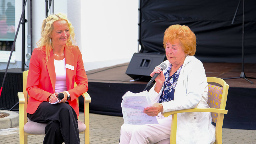 Hausleitung Annemarie Senzel und Mieterin Helga Hammer im Gespräch