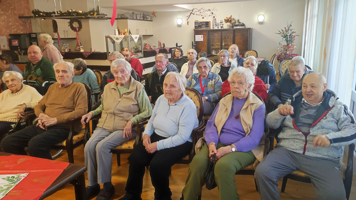 Adventliche Stunde im ProCurand Seniorenzentrum Am Herzogschloss in Sulzbach-Rosenberg: Bewohner*innen hören Weihnachtsgeschichten und Gedichte mit dem Team der Sozialen Betreuung.