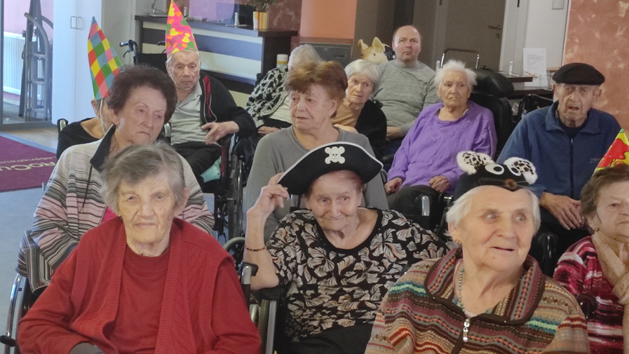 Feiernde Senioren beim Fasching im ProCurand Seniorenzentrum Am Herzogschloss