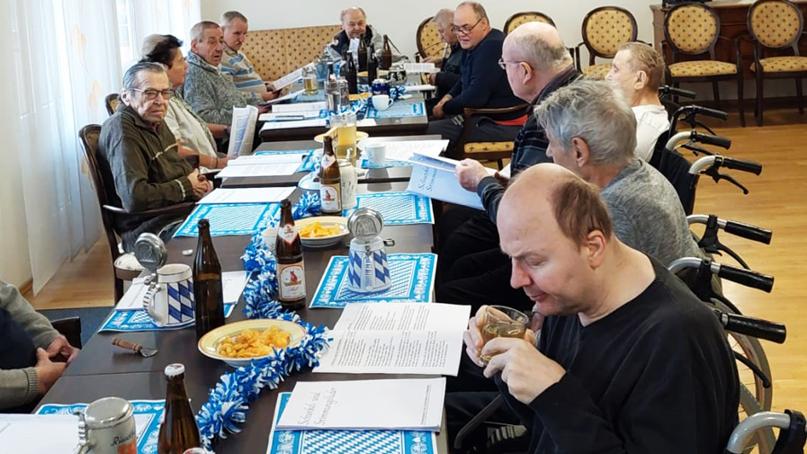 Die Bewohner des ProCurand Seniorenzentrum Am Herzogschloss treffen sich monatlich zum Männerstammtisch.