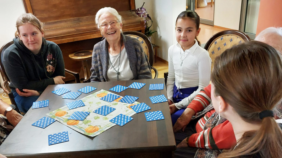 Spielenachmittag mit Realschüler*innen im ProCurand Seniorenzentrum Sulzbach Rosenber