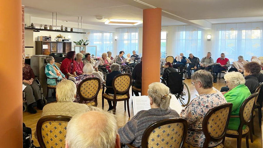 In der wöchentlichen Singrunde treffen sich die Bewohner*innen in der Cafeteria des ProCurand Seniorenzentrum Am Herzogschloss.