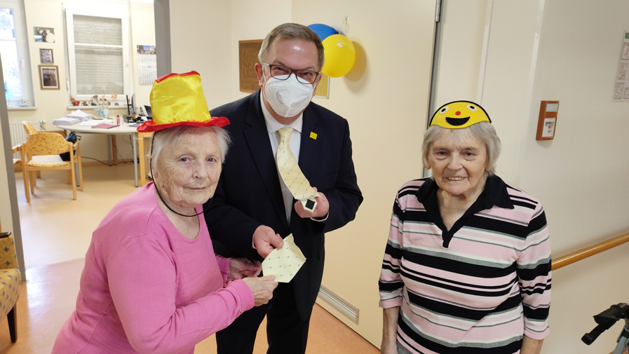 Weiberfastnacht im Seniorenzentrum Am Herzogschloss: die Krawatte des Einrichtungsleiters ist ab