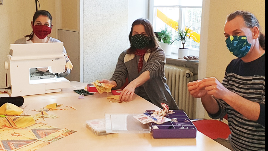 Team der Ambulanten Pflege Wannsee fertigt Behelfsmasken an