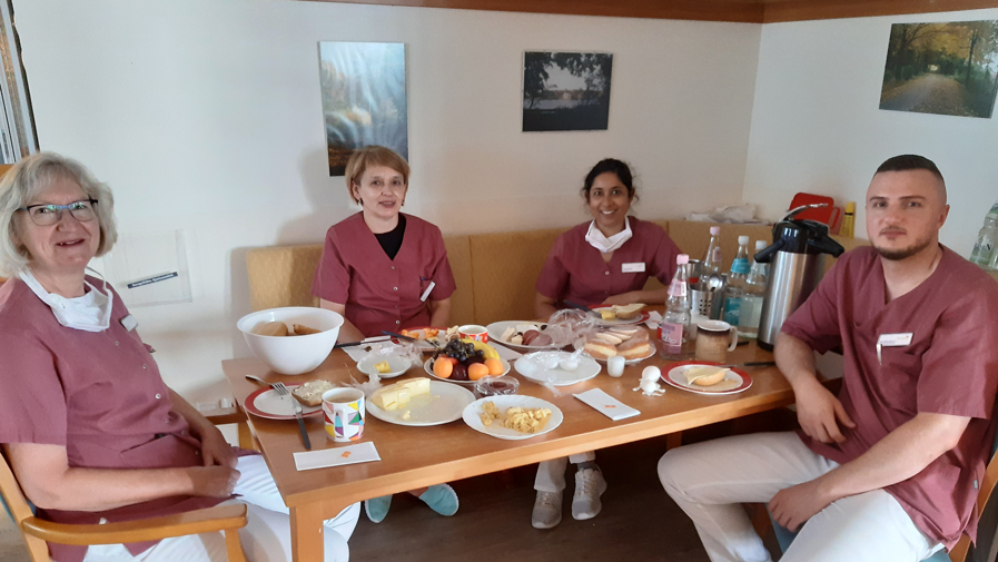Team Pflege beim Mitarbeiterfrühstück im Wilhelm-Stift