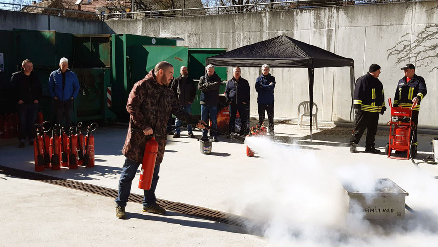 Die Haustechniker der ProCurand frischten ihr Wissen zur Bedienung des Feuerlöschers auf.