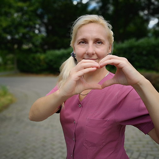 Pflegefachfrau Yelena mit Herzhand