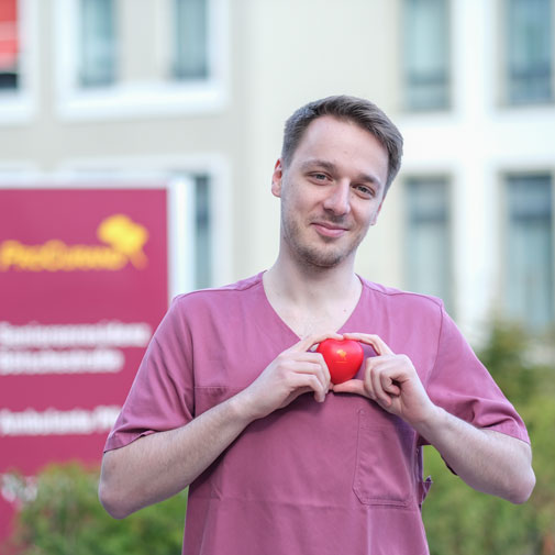 ProCurand Seniorenresidenz Bölschestraße Pflegehelfer Florian mit Herz 