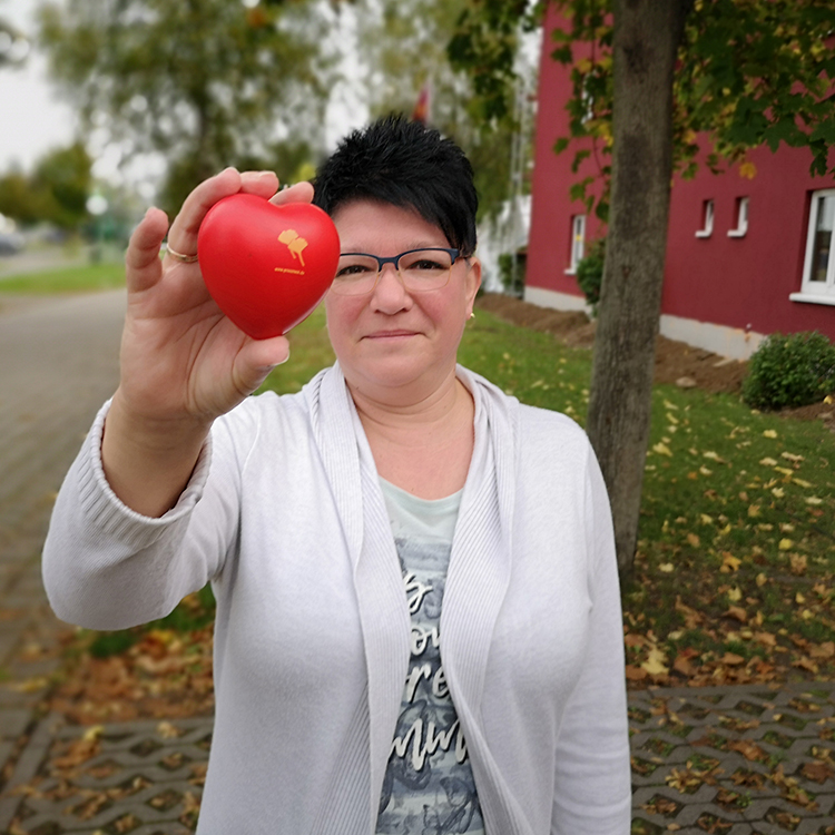 ProCurand Seniorenresidenz Eberswalde Verwaltungsfachkraft Andrea mit ProCurand Herz