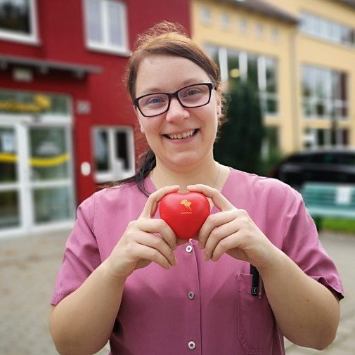 ProCurand Seniorenresidenz Eberswalde Pflegefachkraft Susanne mit ProCurand Herz