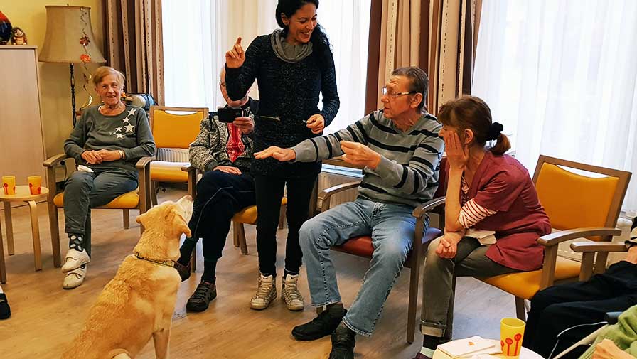 Therapiehund erfreut Bewohner bei ProCurand in Berlin-Friedrichshagen