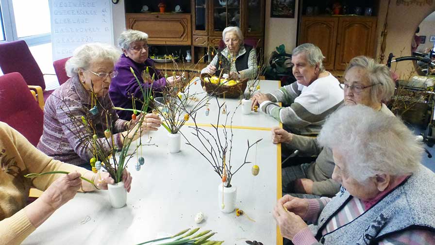 Senioren basteln Frühlingsdeko in der ProCurand Seniorenresidenz in Dahme/Mark