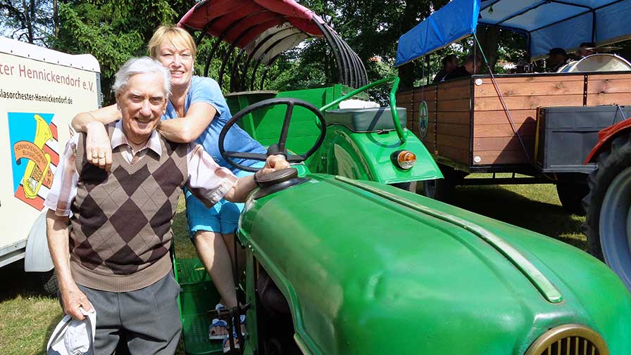 Die Traktor-Show zu Pfingsten im Park der ProCurand Seniorenresdenz in Strausberg