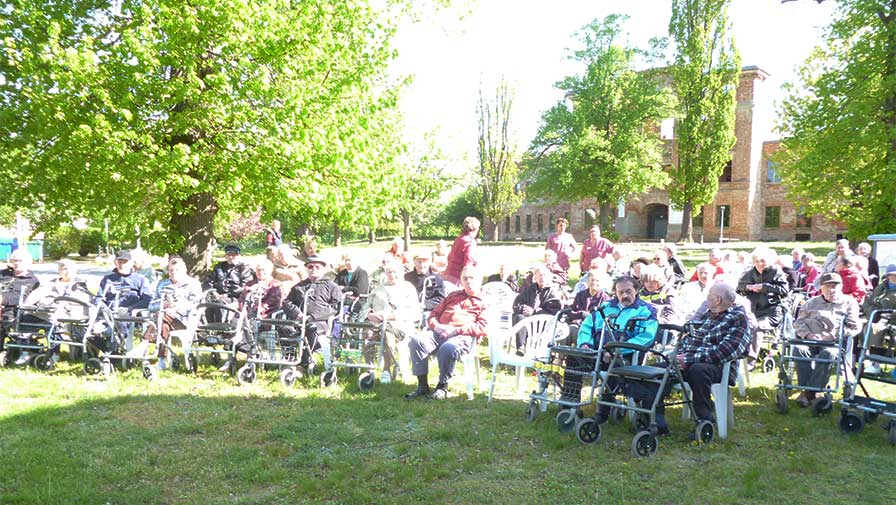 Maibaum-Zuschauer bei ProCurand, Seniorenresidenz Am Schlosspark in Dahme/Mark