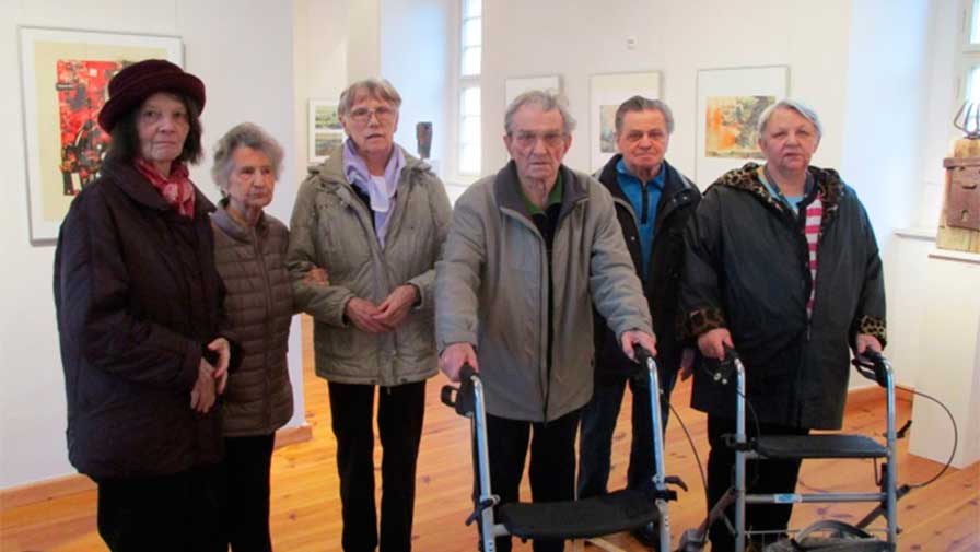 Senioren des ProCurand Wohnheimes "Sanft am See" in Senftenberg in der Ausstellung "Urlaubsreise in die DDR"
