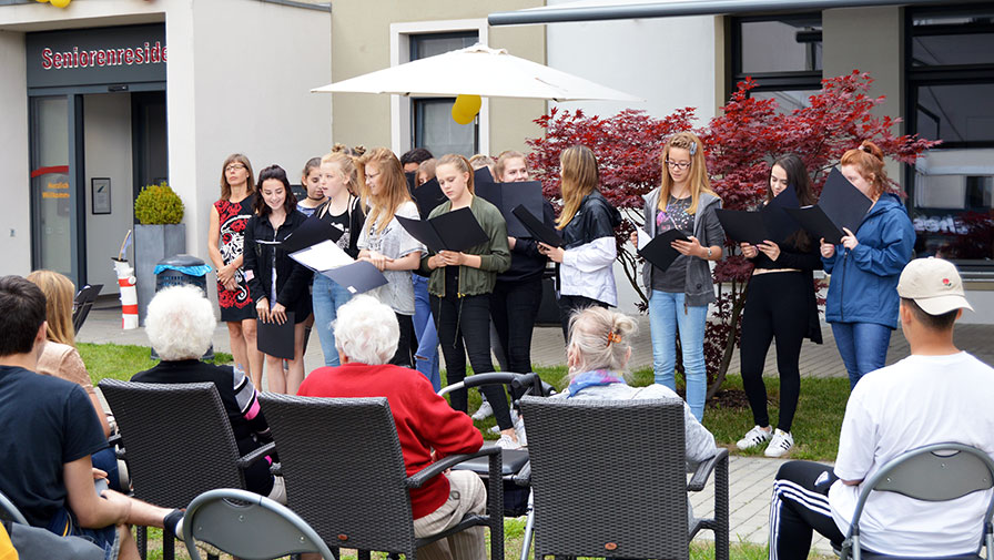 Sommerfest in der Seniorenresidenz Bölschestraße - Schülerchor
